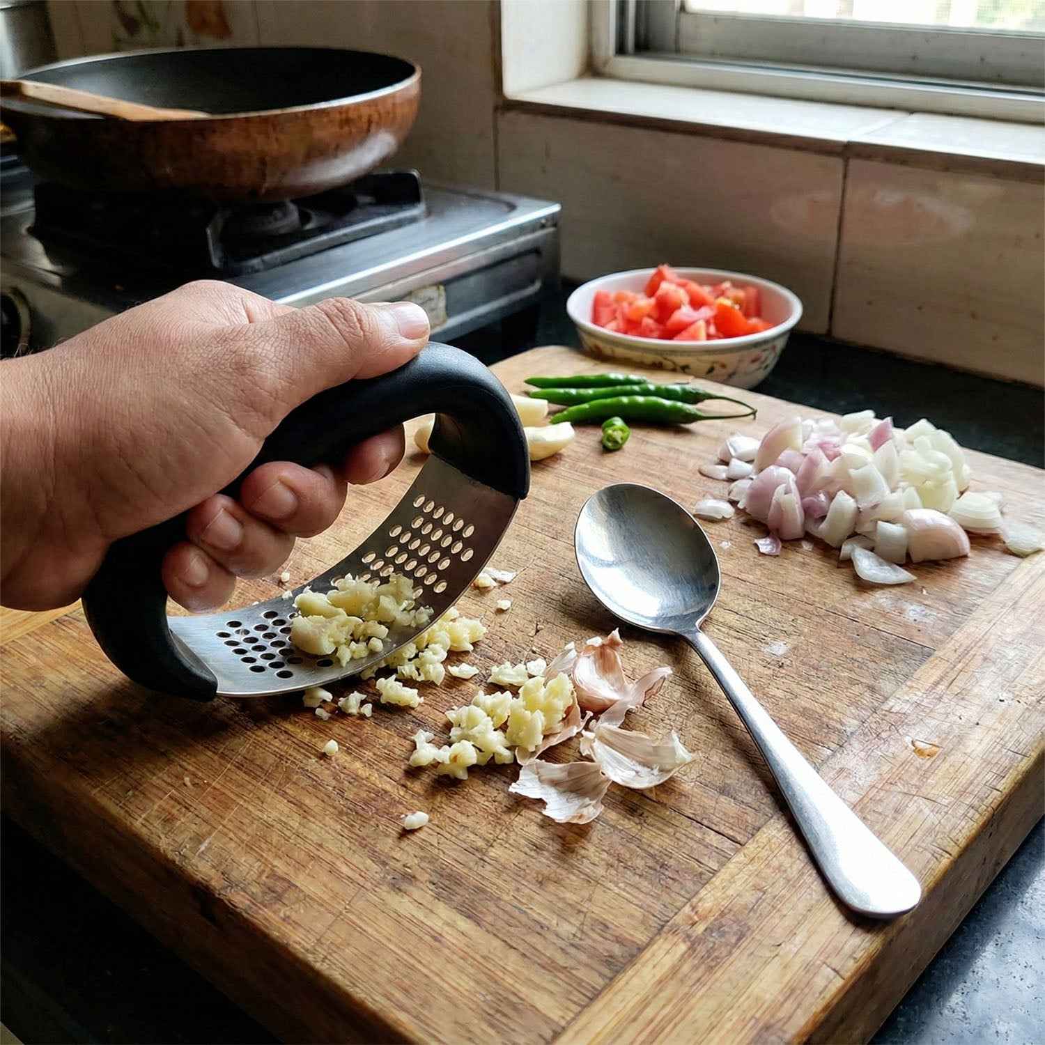 Heavy-duty Garlic Press Tool With Spoon Set (2 Pc Set)
