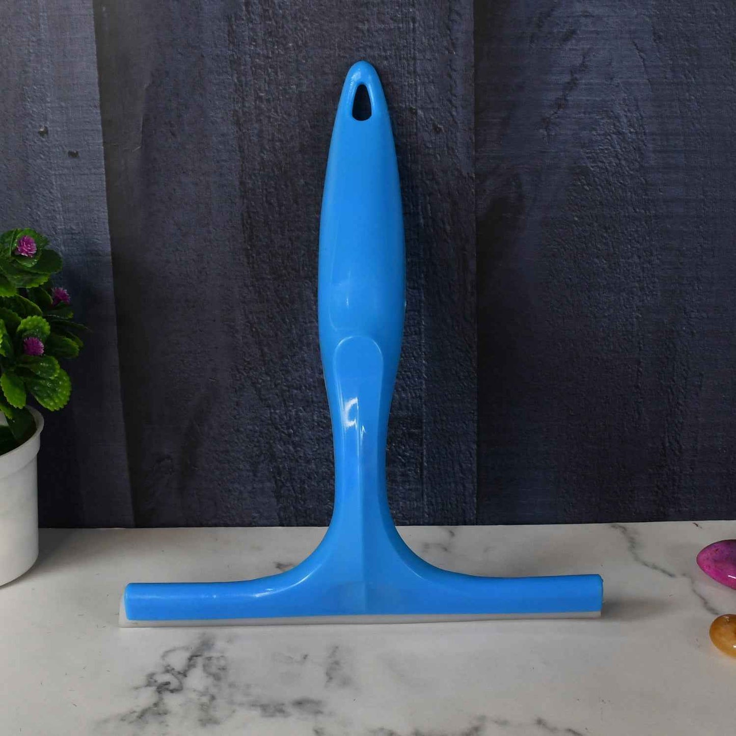 6160 Multipurpose Wiper Widely Used In Bathrooms And Kitchens To Clean Wet And Dirty Surfaces And The Floor Looks Clean.